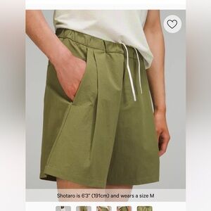 Lululemon relaxed fit 7” pleated short